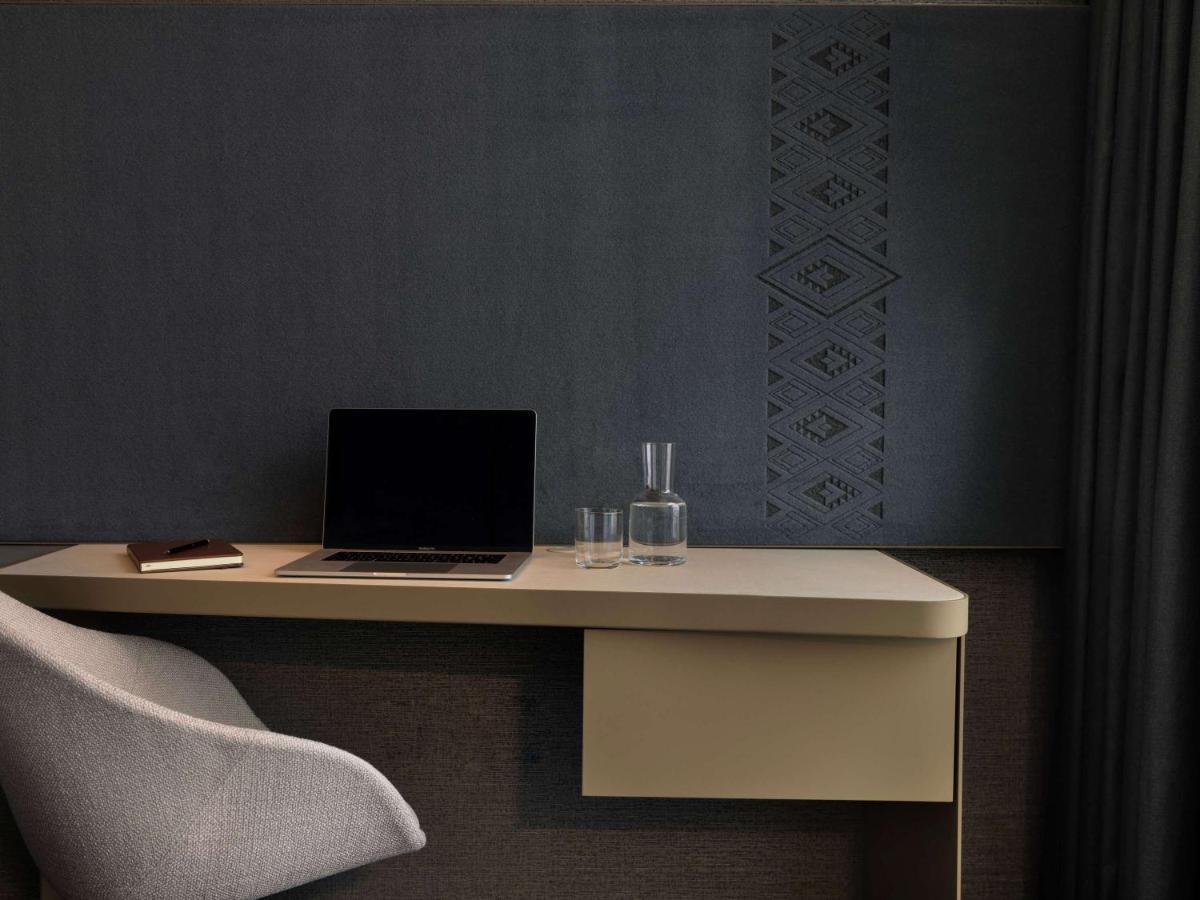 Pullman Auckland Airport Hotel Ngoại thất bức ảnh A wall decorated with a stencil