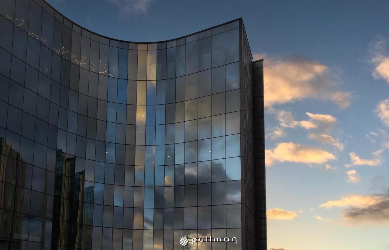 Pullman Auckland Airport Hotel Ngoại thất bức ảnh The building at sunset