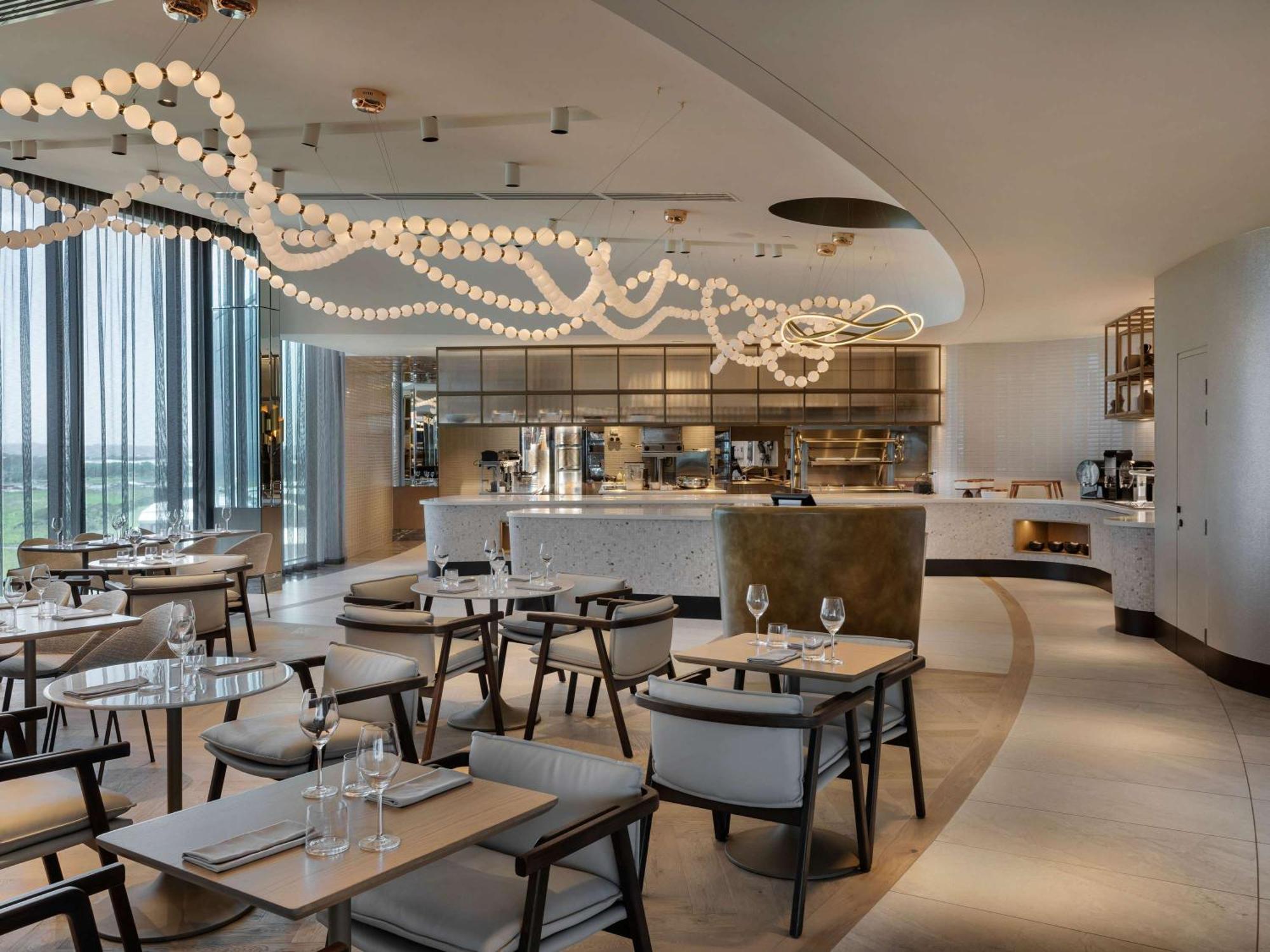 Pullman Auckland Airport Hotel Ngoại thất bức ảnh The restaurant at the top of the hotel