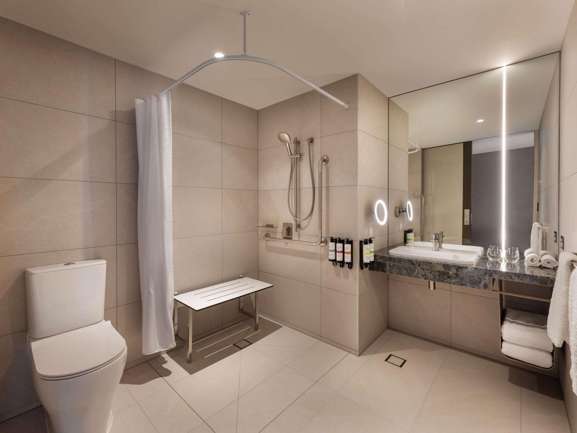 Pullman Auckland Airport Hotel Ngoại thất bức ảnh A typical bathroom in a hotel