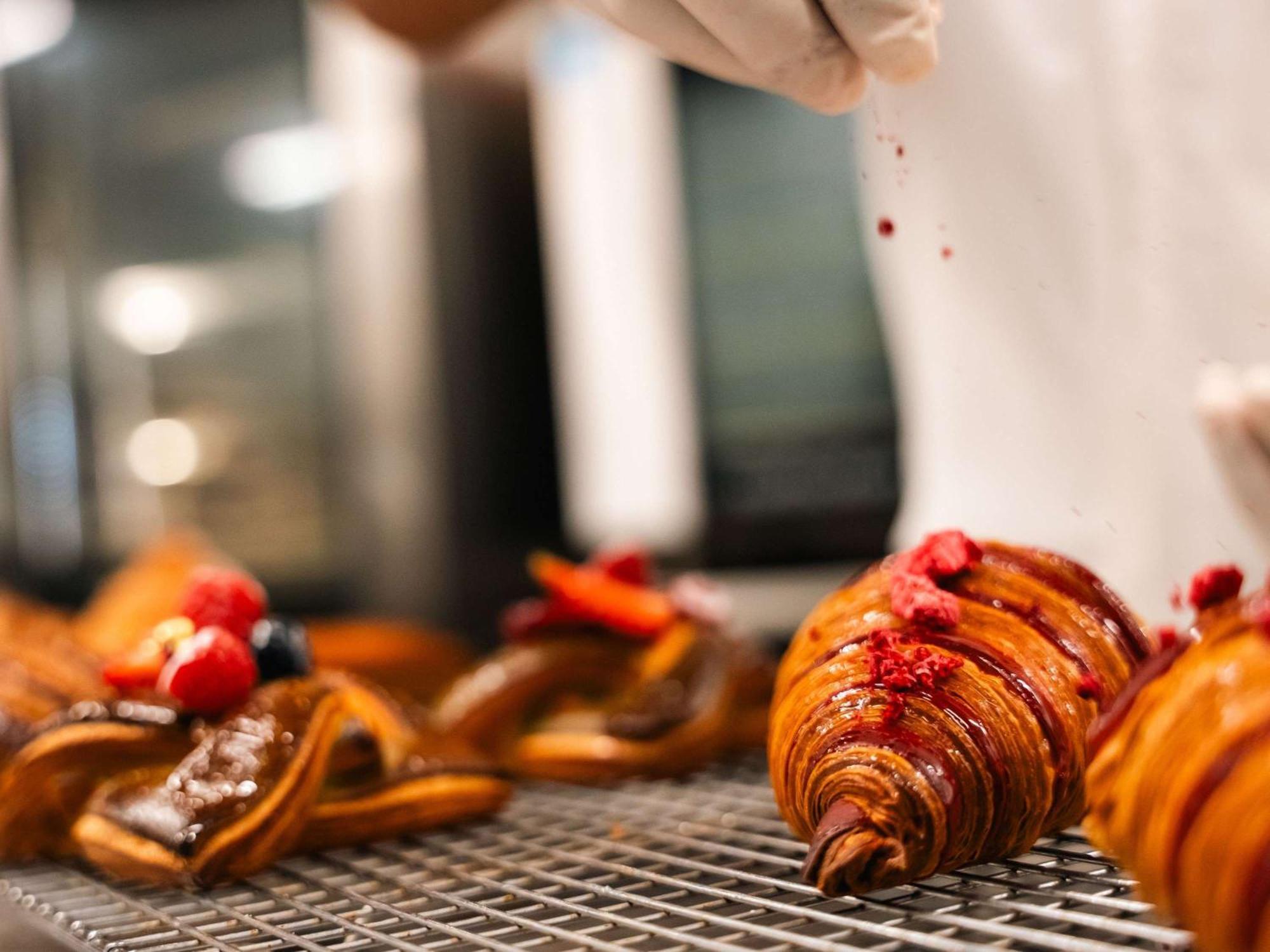 Pullman Auckland Airport Hotel Ngoại thất bức ảnh Croissants being dusted with powdered sugar
