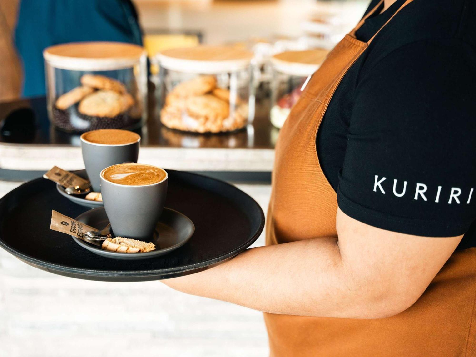 Pullman Auckland Airport Hotel Ngoại thất bức ảnh A server holding a tray of coffee